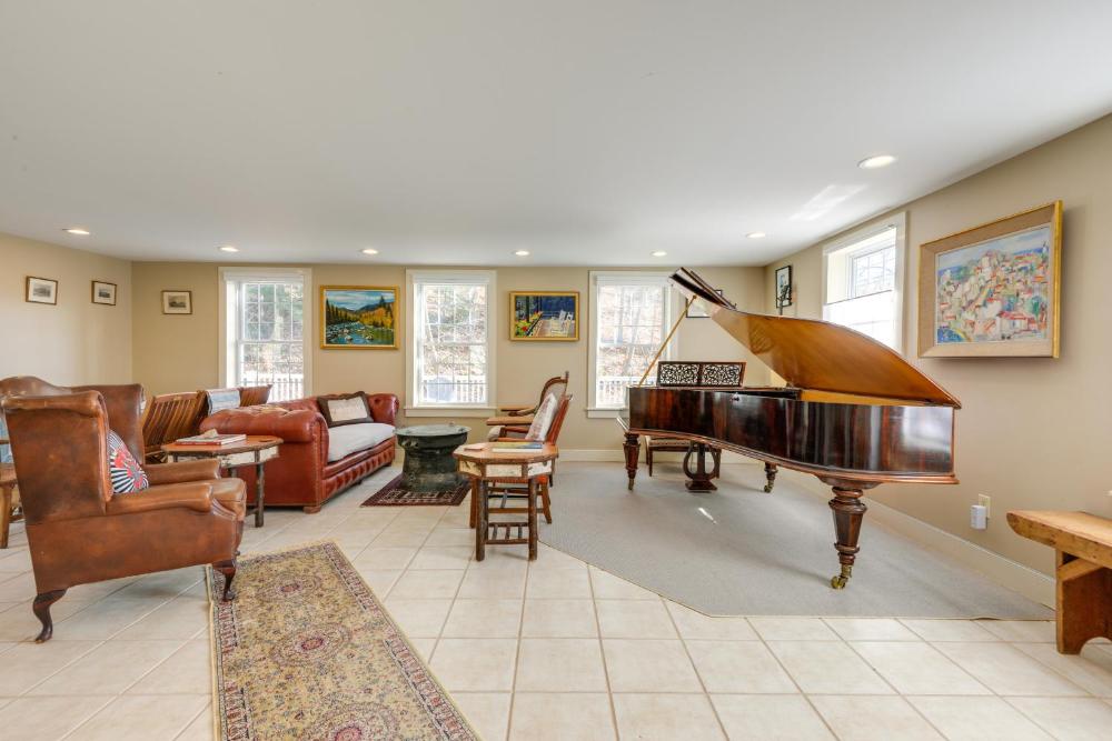 Historic New Hampshire Home 1 Mi to Boat Launch